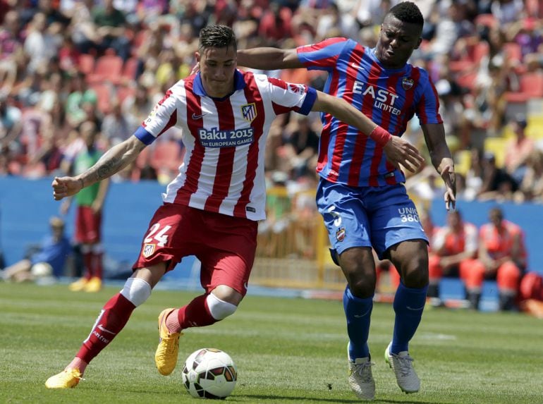 Atletico Madrid&#039;s Jose Maria Gimenez (L) and Levante&#039;s Kalu Uche fight for the ball during their Spanish first division soccer match at the Ciudad de Valencia stadium in Valencia, Spain, May 10, 2015. REUTERS/Heino Kalis