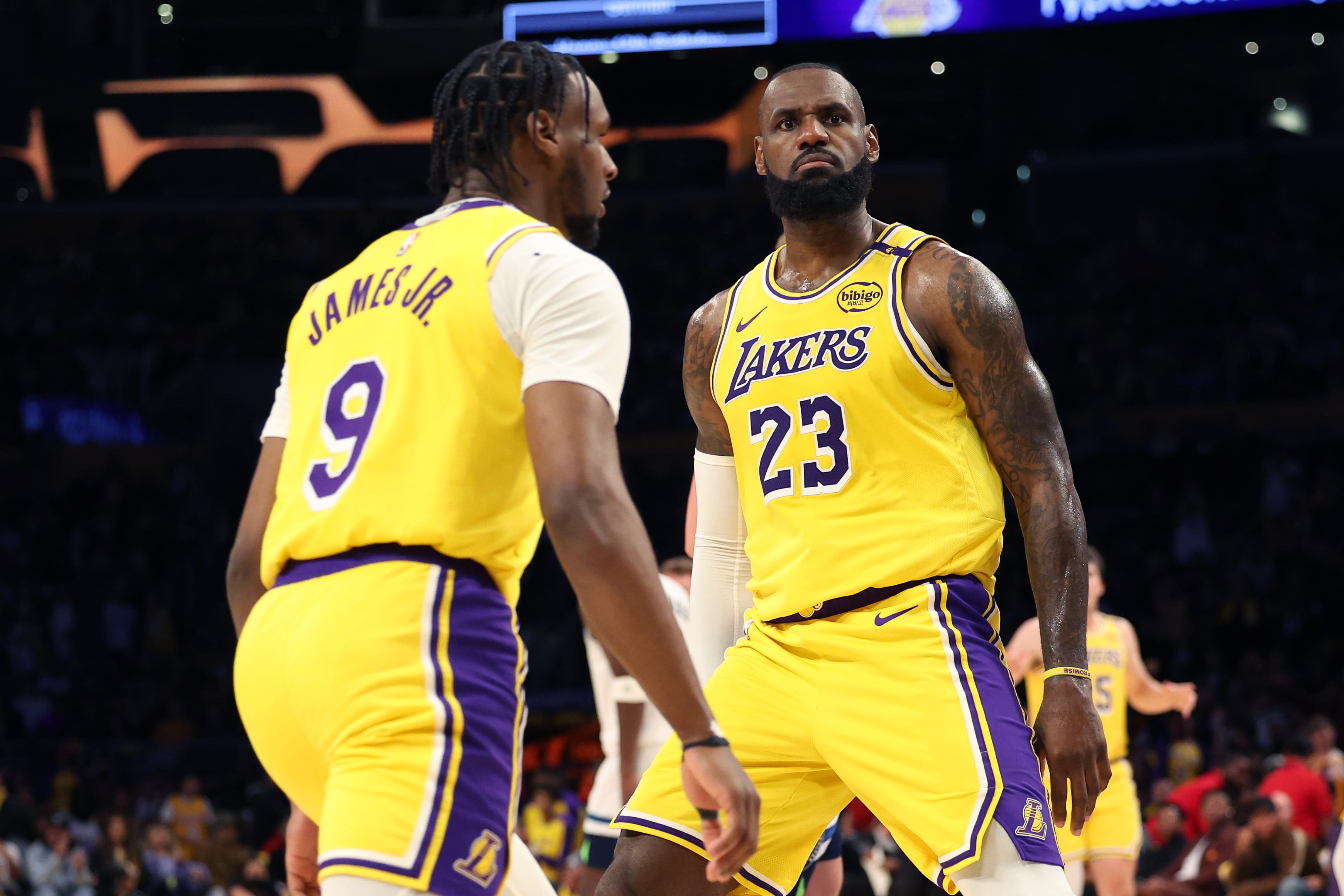 LeBron James y Bronny James juegan juntos con Los Angeles Lakers