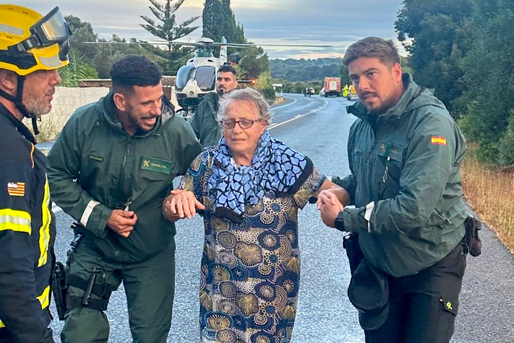 GRAF9585. MENORCA, 15/08/2024.- La Guardia Civil rescata a una señora en Menorca tras la intensa tormenta. El Sistema de Emergencias de las Islas Baleares 112 ha gestionado este jueves, hasta las 18 horas, 131 incidencias, sobre todo en los municipios de Es Mercadal y Alaior, en Menorca. La Guardia Civil rescata a una señora en Menorca tras la intensa tormenta. EFE/Guardia Civil -SOLO USO EDITORIAL/SOLO DISPONIBLE PARA ILUSTRAR LA NOTICIA QUE ACOMPAÑA (CRÉDITO OBLIGATORIO)-
