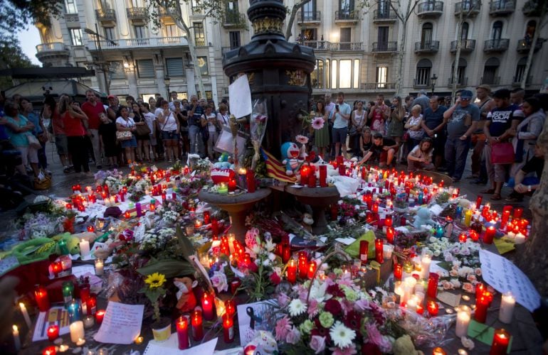 Flores y velas depositadas por los ciudadanos en memoria de las víctimas del atentado.