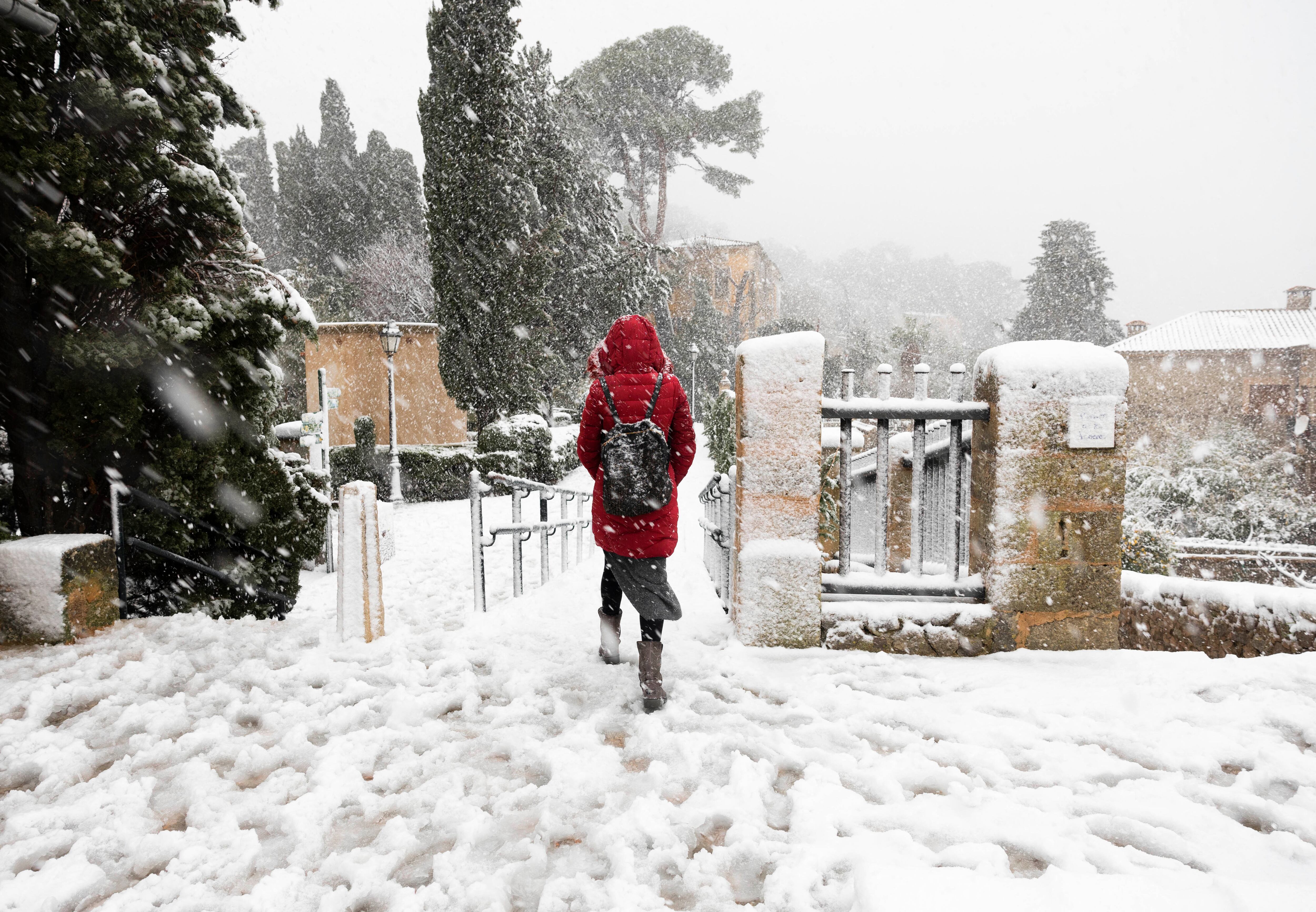 Una persona pasea por Valldemossa (Mallorca). (Photo by JAIME REINA / AFP) (Photo by JAIME REINA/AFP via Getty Images)