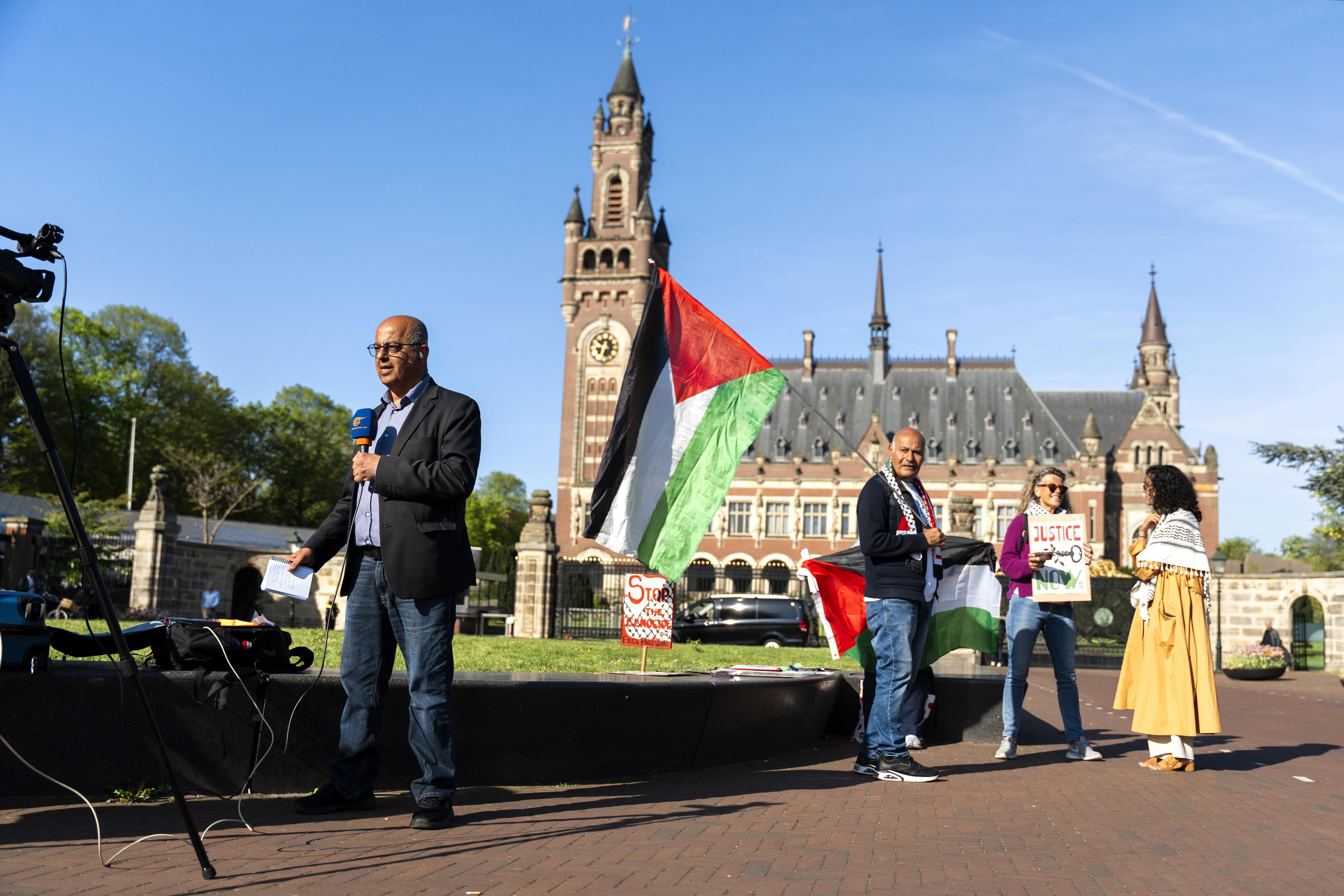 Manifestantes propalestinos frente a la sede de la Corte Internacional de Justicia en La Haya este lunes