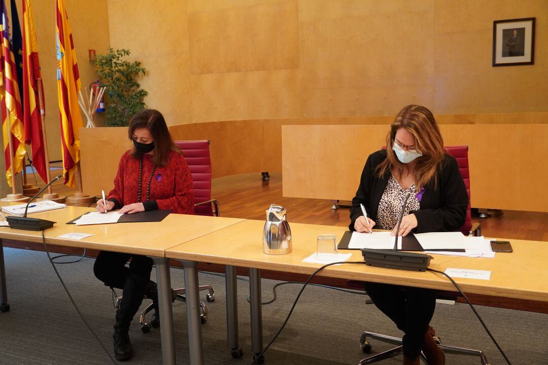 Susana Mora i Francina Armengol van signar el document per tramitar les noves ajudes econòmiques per a empreses que estan patint la crisi econòmica per la Covid.
