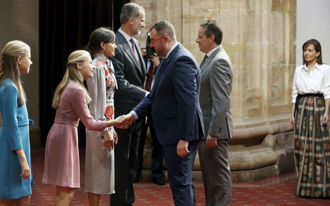 Doña Leonor y la Infanta Sofía han participado, junto a los Reyes, en la recepción a los galardonados con la Medalla de Asturias. En la imagen saluda al presidente del Principado, Adrián Borbón.