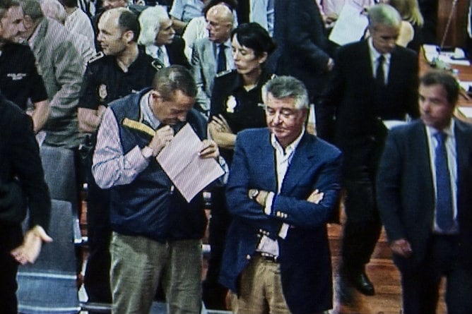 Imagen captada de un monitor en la sala de prensa de la Audiencia. El exalcalde de Marbella Julián Muñoz y el exasesor urbanístico del Ayuntamiento marbellí Juan Antonio Roca, momentos antes de comenzar la lectura pública en la Audiencia de Málaga de la sentencia del &#039;caso Malaya&#039;