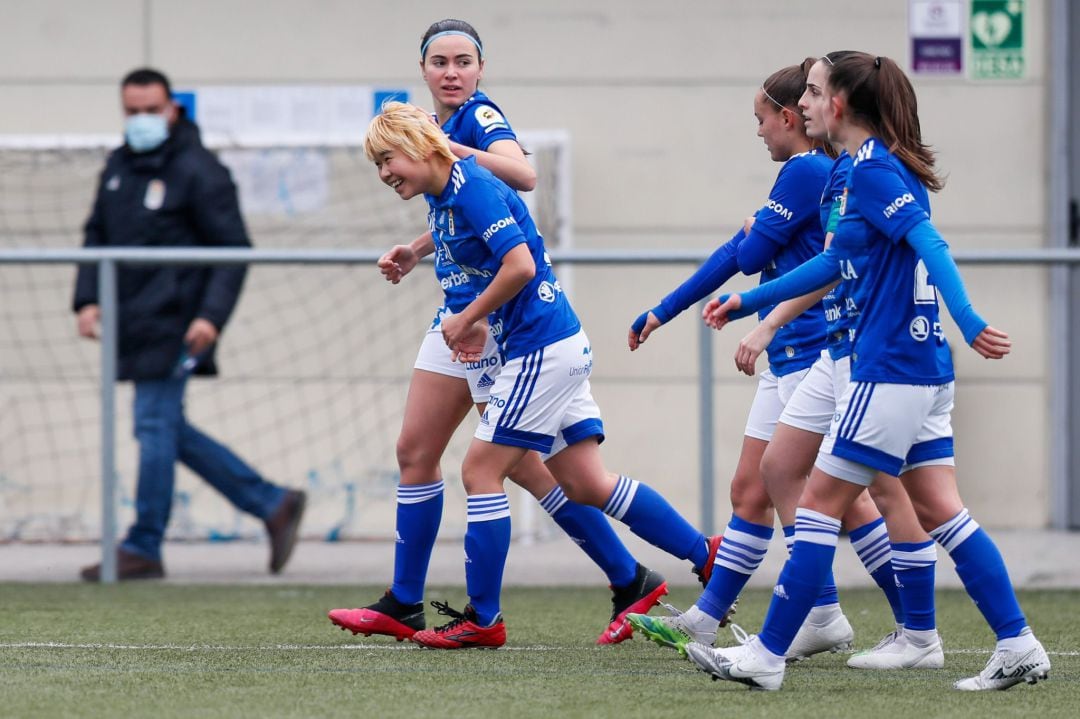 La jugadora con sus compañeras de equipo. 