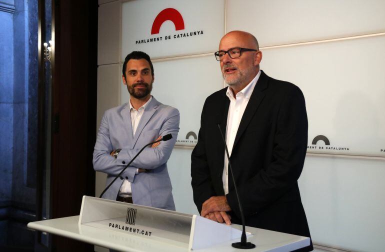 El portavoz adjunto de Junts pel Sí, Roger Torrent, con el presidente del grupo, Lluís Corominas.