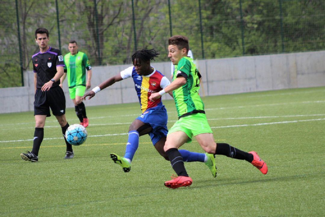 Un moment del partit entre l'FC Andorra i el Viladecans que va suposar l'ascens dels tricolors a Tercera Divisió.
