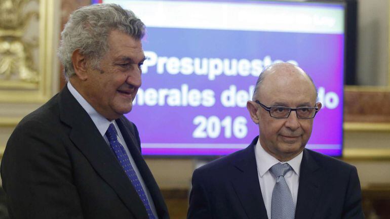 El ministro de Hacienda, Cristóbal Montoro, durante la presentación de los Presupuestos Generales del Estado, junto al presidente del Congreso.