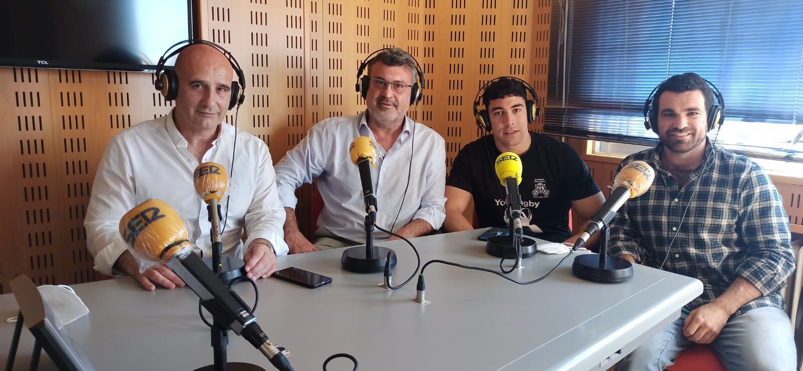 Juan Rosado, presidente del CAR Cáceres, Martín Rojo, entrenador, y los jugadores Vidal Blanco y Jaime Vela.