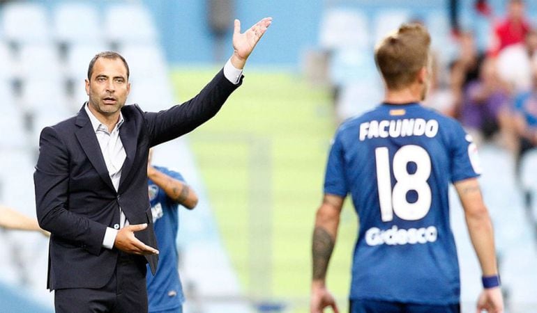 Esnáider da instrucciones durante un momento del partido de la segunda jornada de la Liga 1,2,3