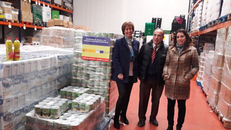 Reparto de alimentos entre personas necesitadas gracias a las ayudas Fondo Español de Garantía Agraria.