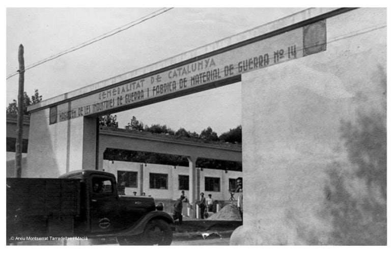 Imatge de l&#039;entrada de la fàbrica, una escola industrial reconvertida que actualment torna a ser un institut
