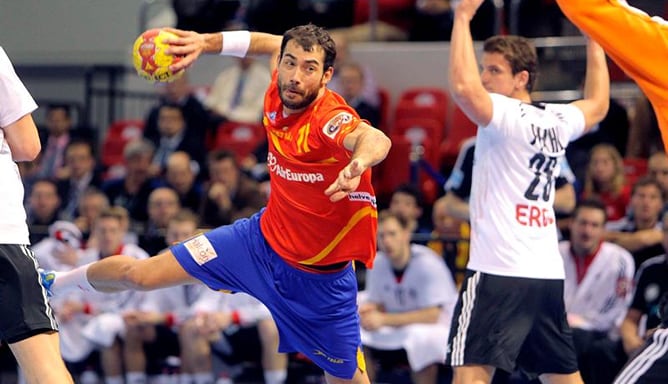 El central de España Daniel Sarmiento (c) realiza un tiro a puerta, durante el encuentro frente a Alemania correspondiente a cuartos de final del Mundial de Balonmano