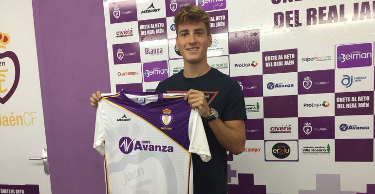 El joven futbolista Raúl García en la sala de prensa del Estadio de La Victoria.