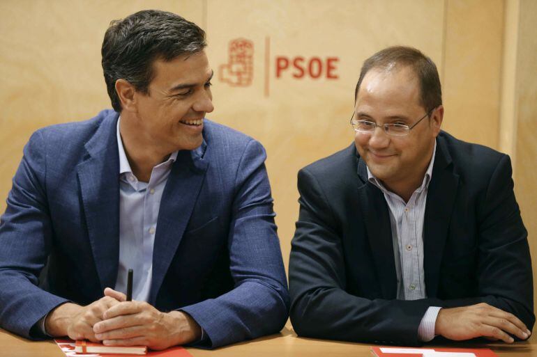 El secretario general del PSOE, Pedro Sánchez, y el secretario de Organización, César Luena 