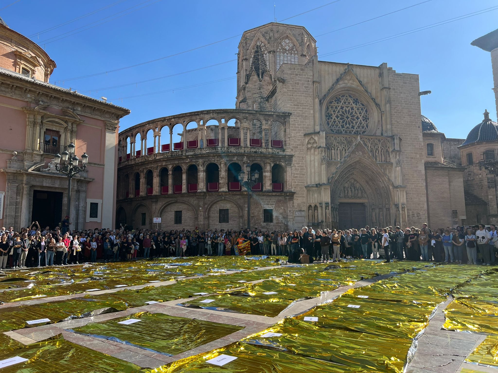 La Plaza de la Virgen cubierta de 229 mantas térmicas en homenaje a las víctimas de la DANA