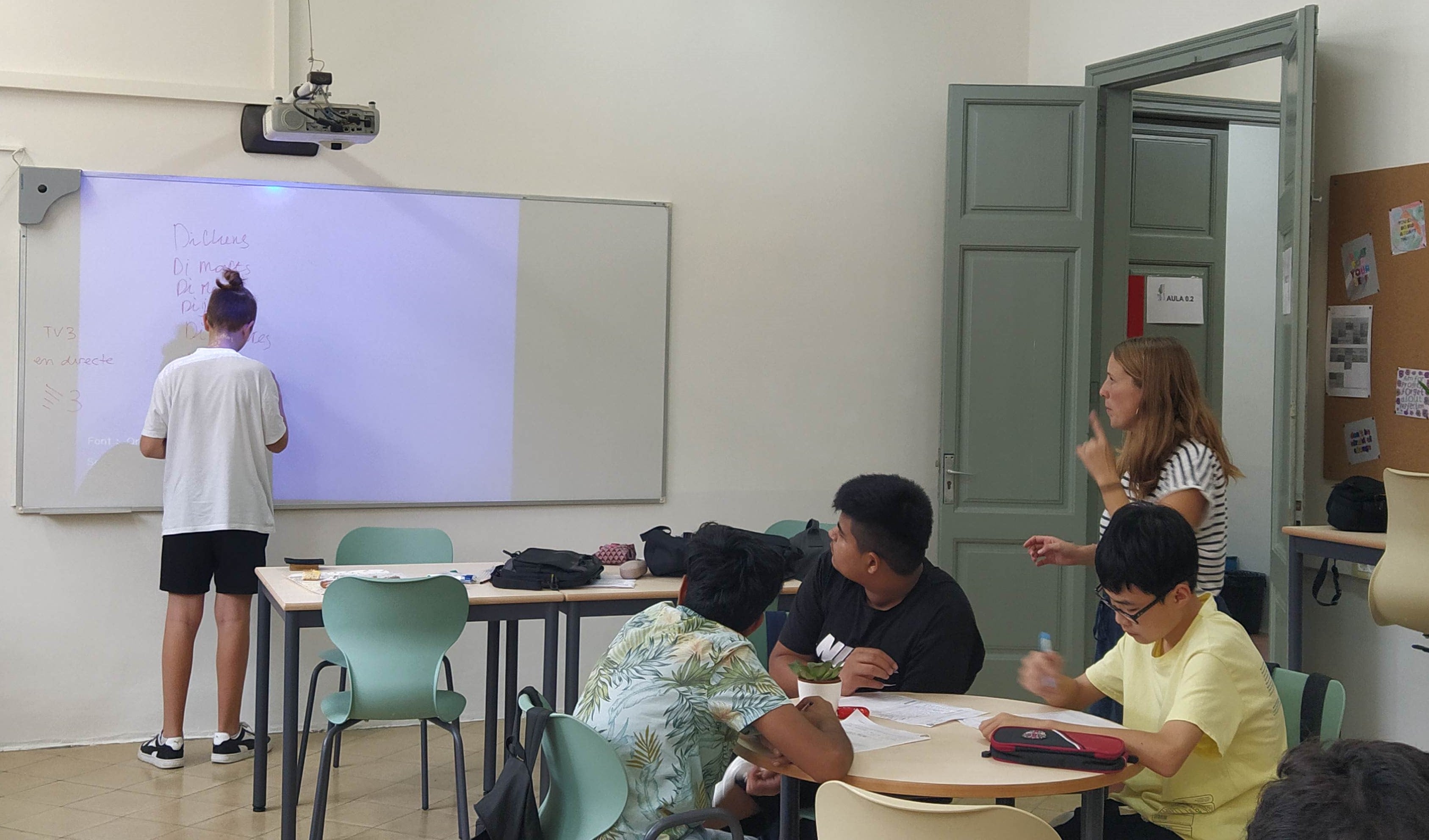 Alumnes d'una aula d'acollida accelerada, a Barcelona, fent classe. 