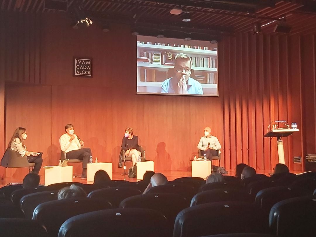 Lirios Silvestre, Manuel Pérez Bosch, Manuela Pascual, José Luis García y Manuel Rico, vía on-line