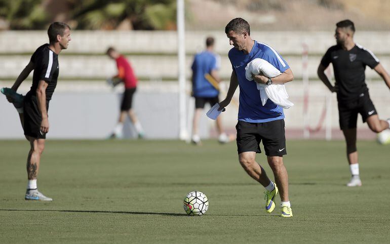 Javi Gracia con el balón durante un entrenamiento de esta semana