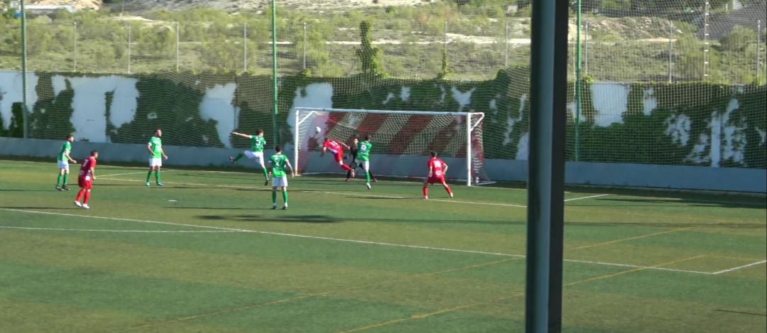 Momento del gol de Barbi, para el empate a uno