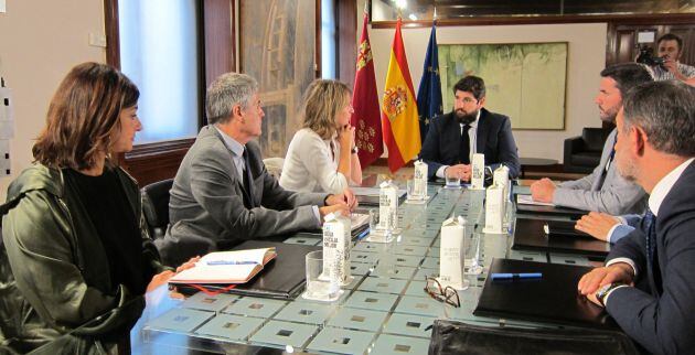 El presidente de la Comunidad, Fernando López Miras, se reúne con la ministra de Transición Ecológica en funciones, Teresa Ribera, en el Palacio de San Esteban junto al consejero de Agricultura o el delegado del Gobierno