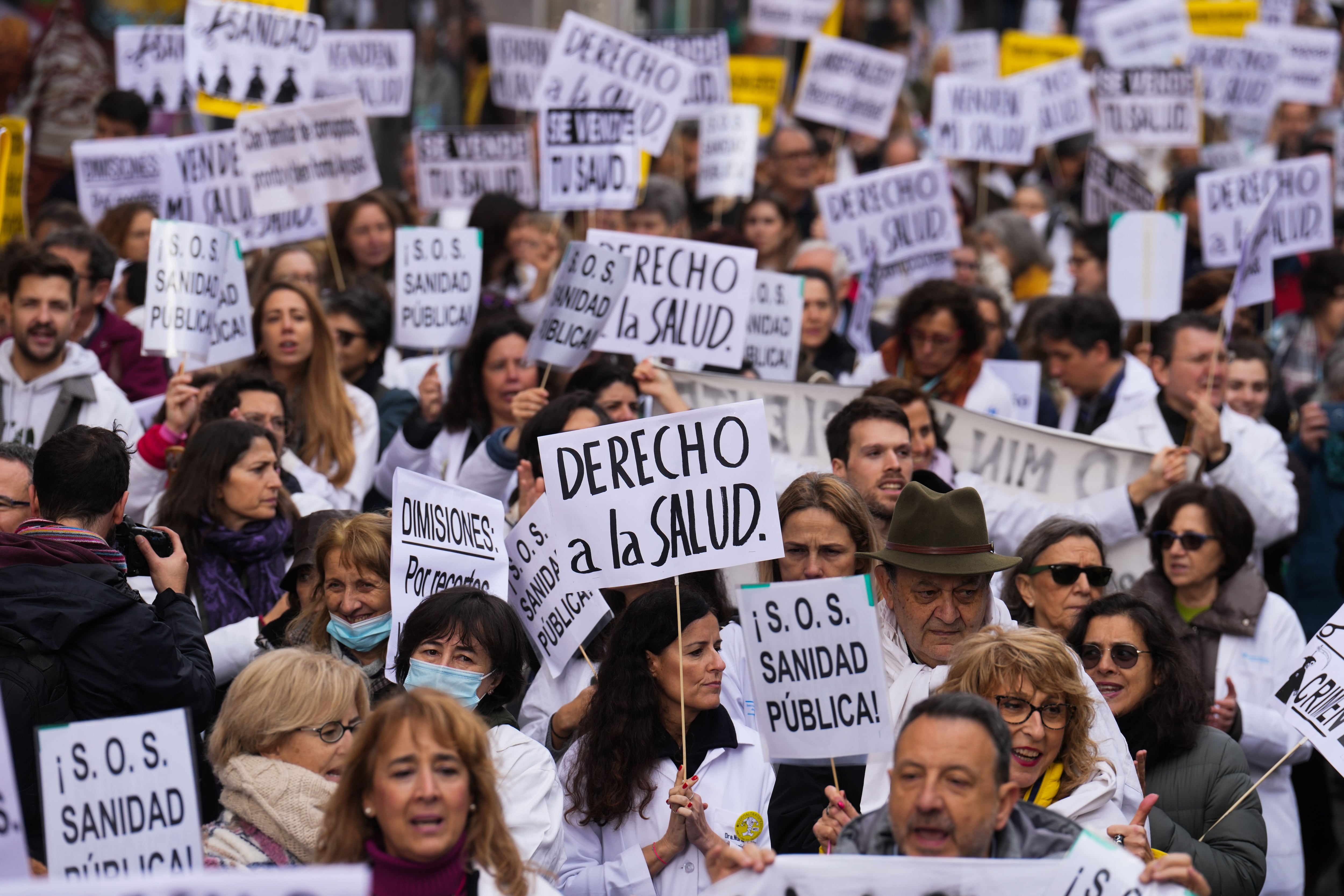 MADRID, 21/12/2022.- Manifestación convocada por el sindicato Amyts este miércoles en Madrid, en apoyo de la huelga de médicos y pediatras de Atención Primaria. EFE/ Borja Sánchez Trillo
