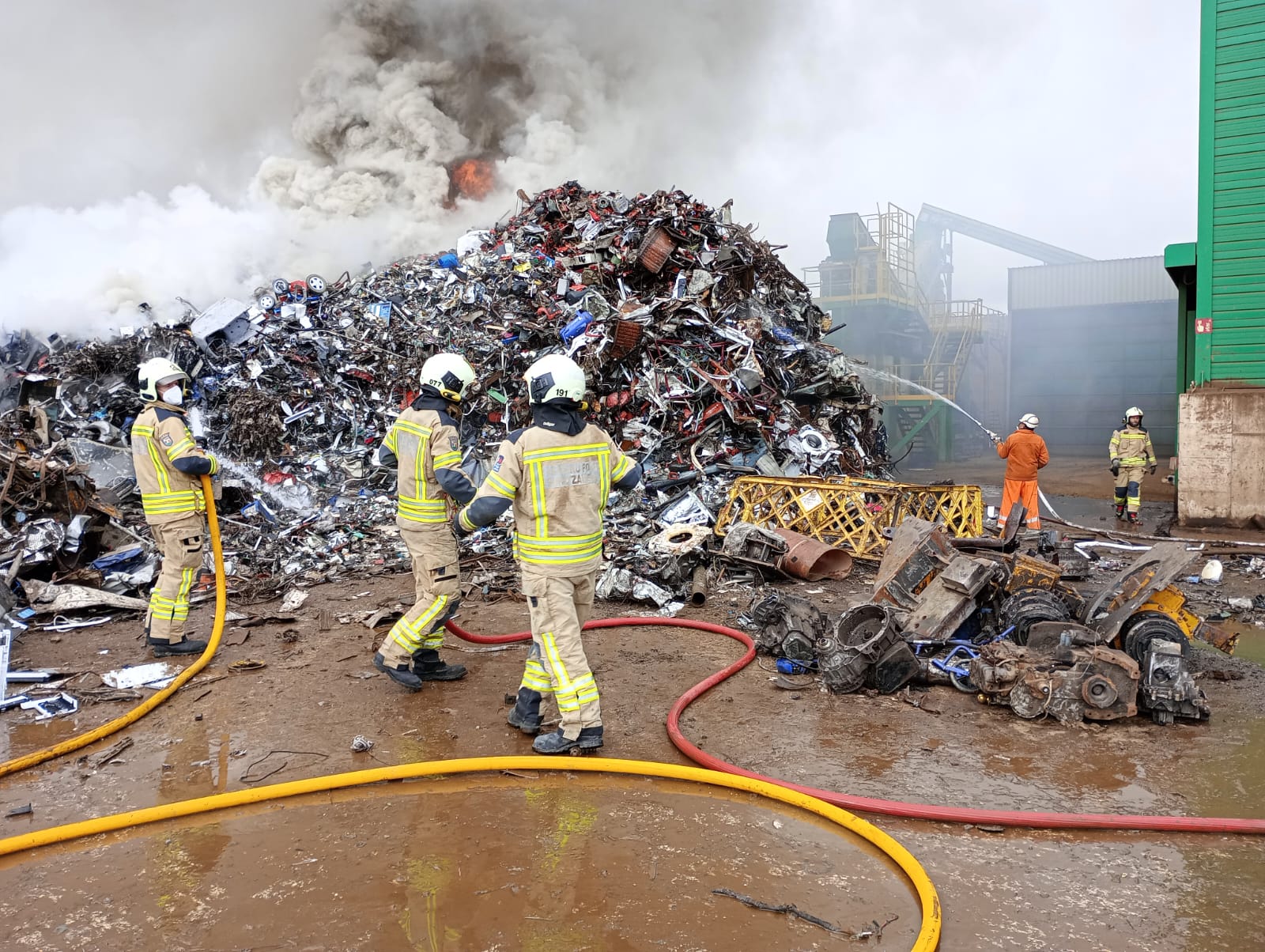 Imagen del incendio registrado en una planta de reciclaje de Gojain