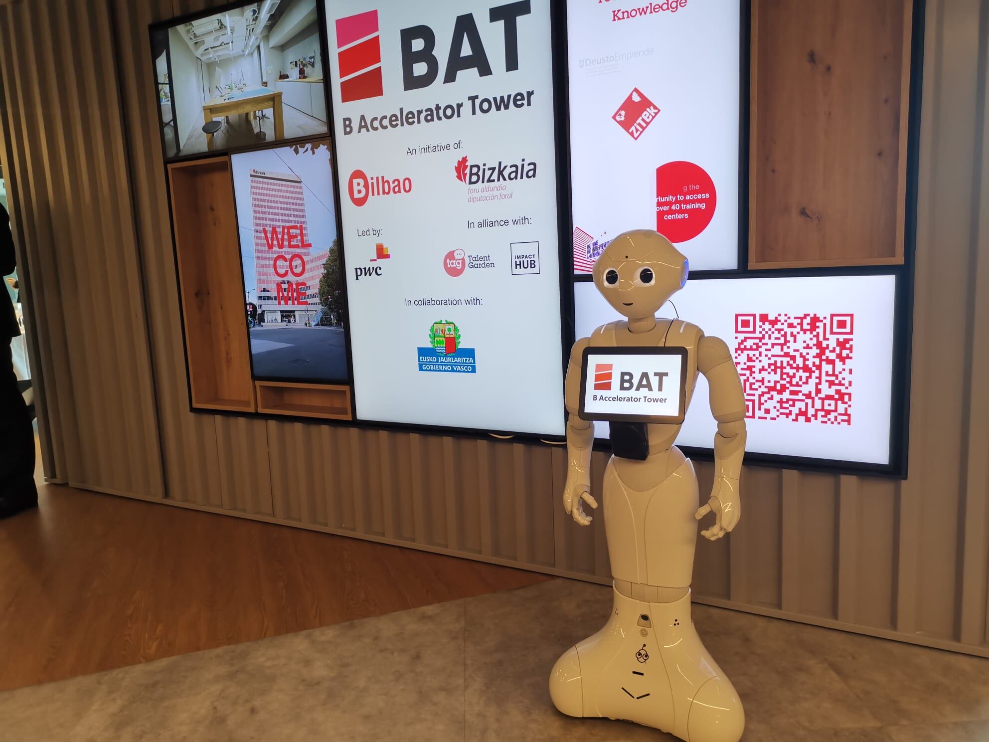 El robot Pepper se ha encargado de dar la bienvenida a los asistentes a la inauguración de BAT. / Cadena SER