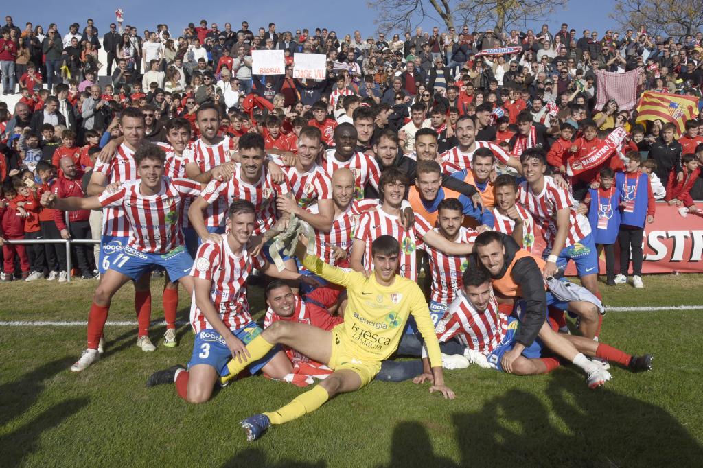 Los jugadores del Barbastro, tras eliminar al Almería de la Copa del Rey