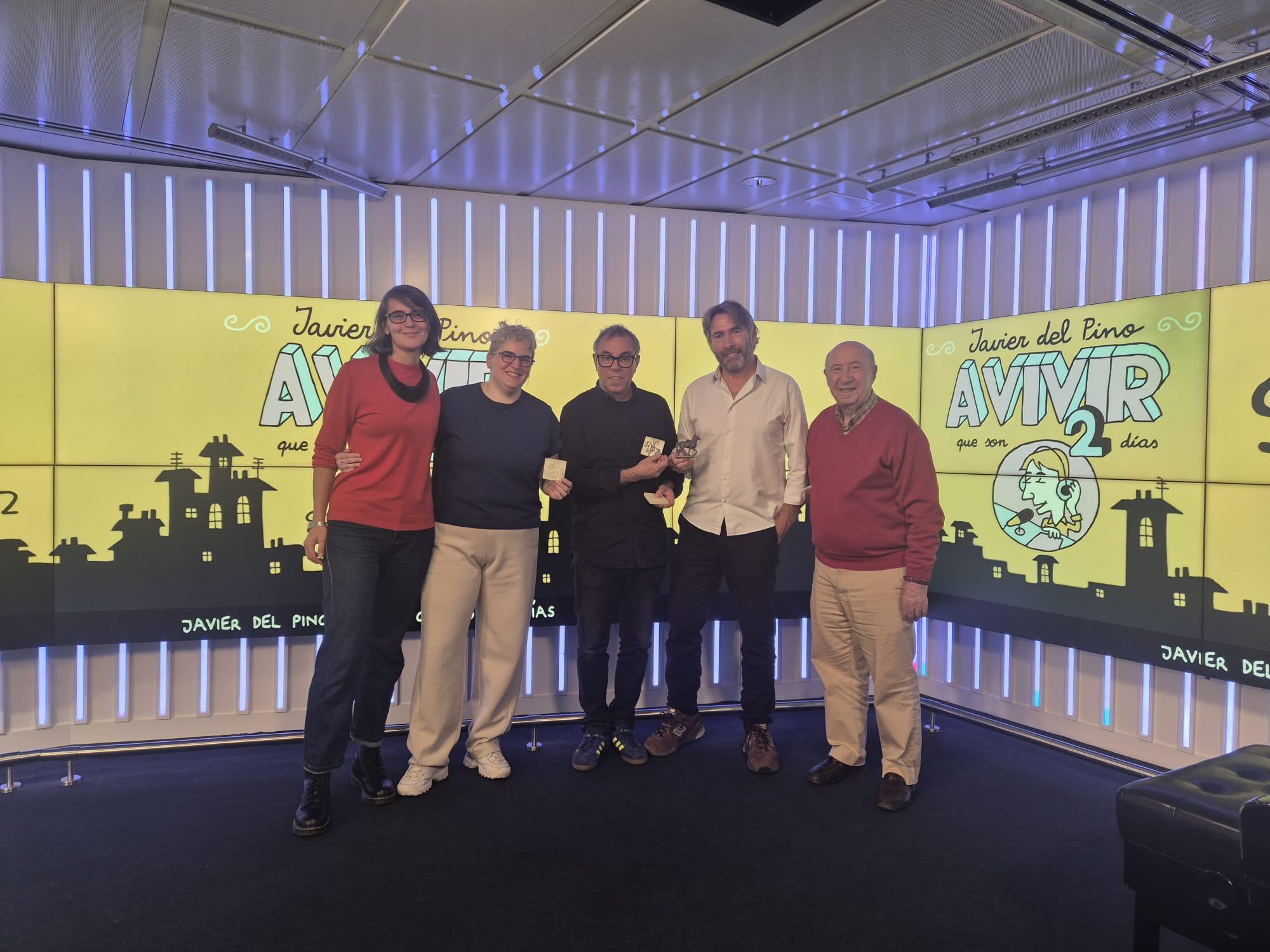 Imagen del equipo de 'A Vivir' junto a los invitados durante el programa especial sobre el 20-N.