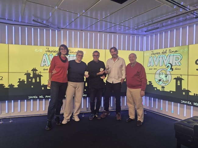 Imagen del equipo de 'A Vivir' junto a los invitados durante el programa especial sobre el 20-N.