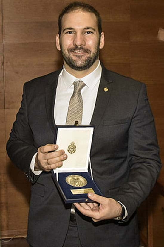 Luis Saucedo con la medalla de la Real Academia de Ingeniería