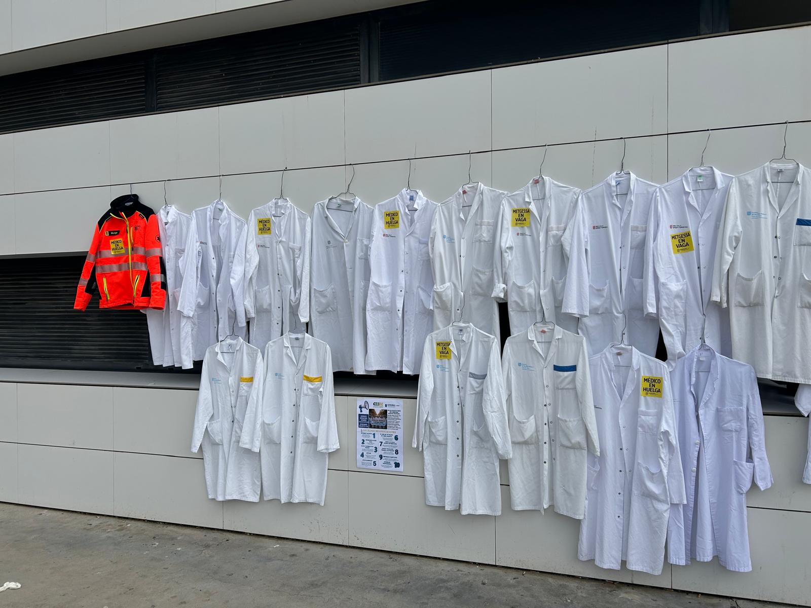 Batas colgadas durante la protesta