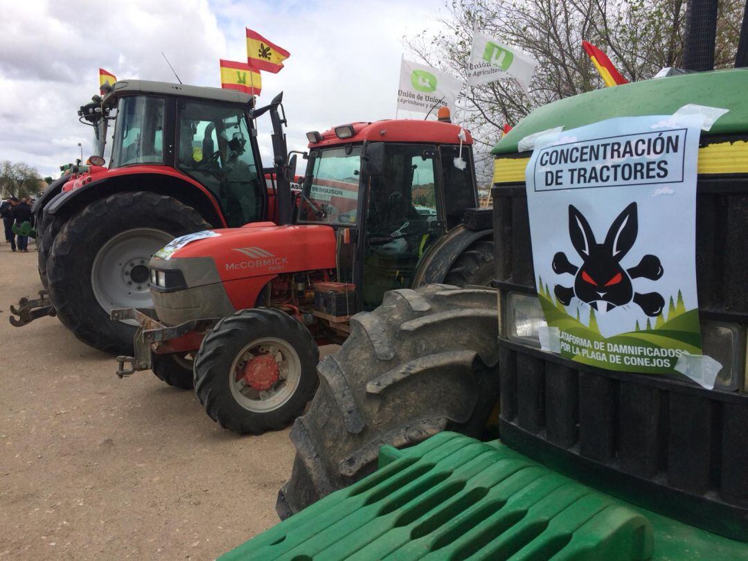 Algunos de los 27 vehículos de la tractorada