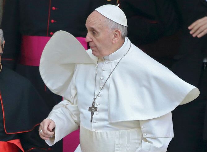 El papa Francisco saliendo de la basílica Santa María la Mayor en Roma