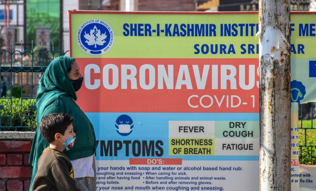 Cartel informativo de la pandemia de Srinagar, India.
