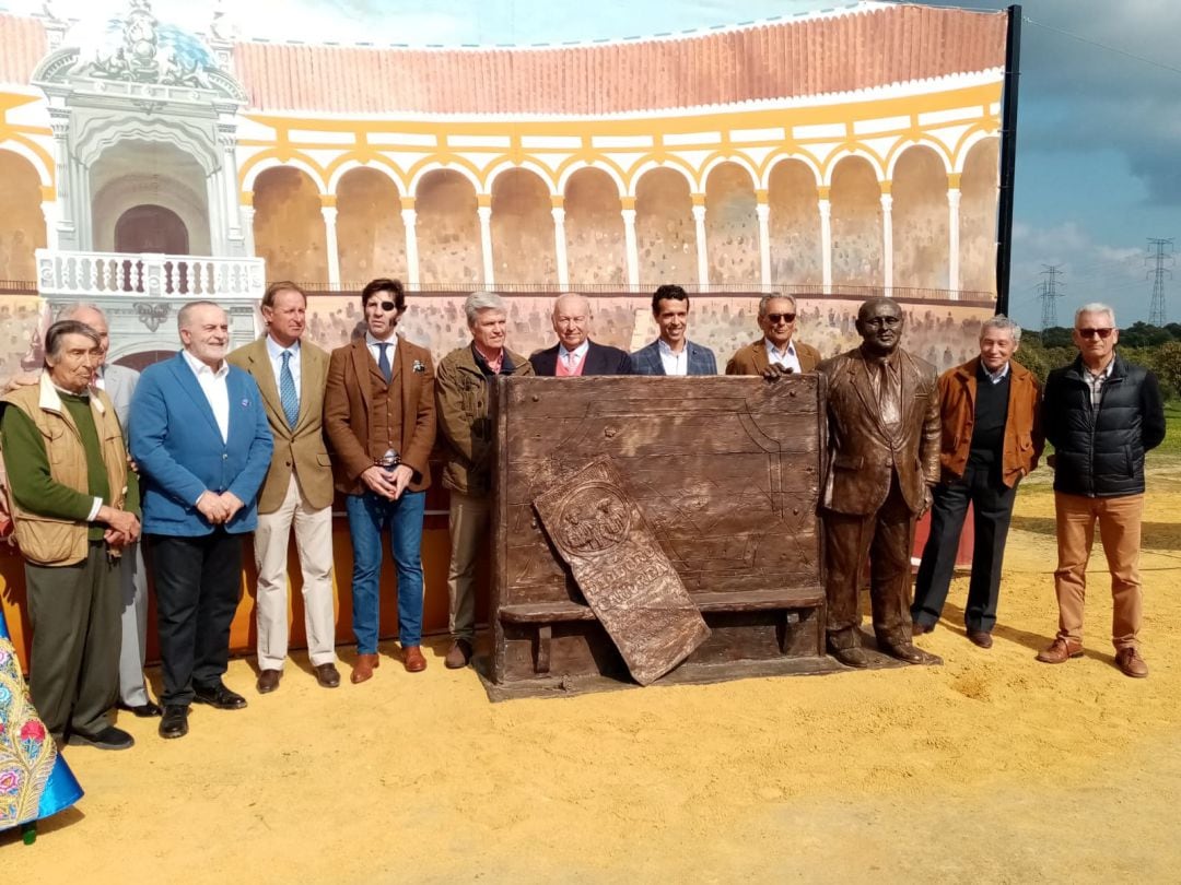 De izquierda a derecha, junto al monumento a Canorea, José Fuentes, José Luis del Serranito, Antonio Domecq, Juan José Padilla, Espartaco, Álvaro Domecq, Víctor Puerto, José Luis Parada, Rafael Torres y Antonio Alfonso Martín