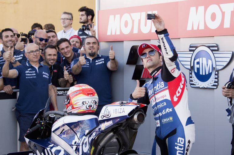 VALENCIA, SPAIN - NOVEMBER 07: Hector Barbera of Spain and Avintia Racing makes a selfie and celebrates the open pole position at the end of the qualifying practice during the MotoGP of Valencia - Qualifying at Ricardo Tormo Circuit on November 7, 2015 in Valencia, Spain. (Photo by Mirco Lazzari gp/Getty Images)