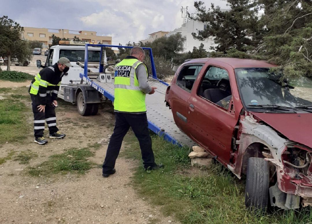 Un momento durante la retirada de los vehículos