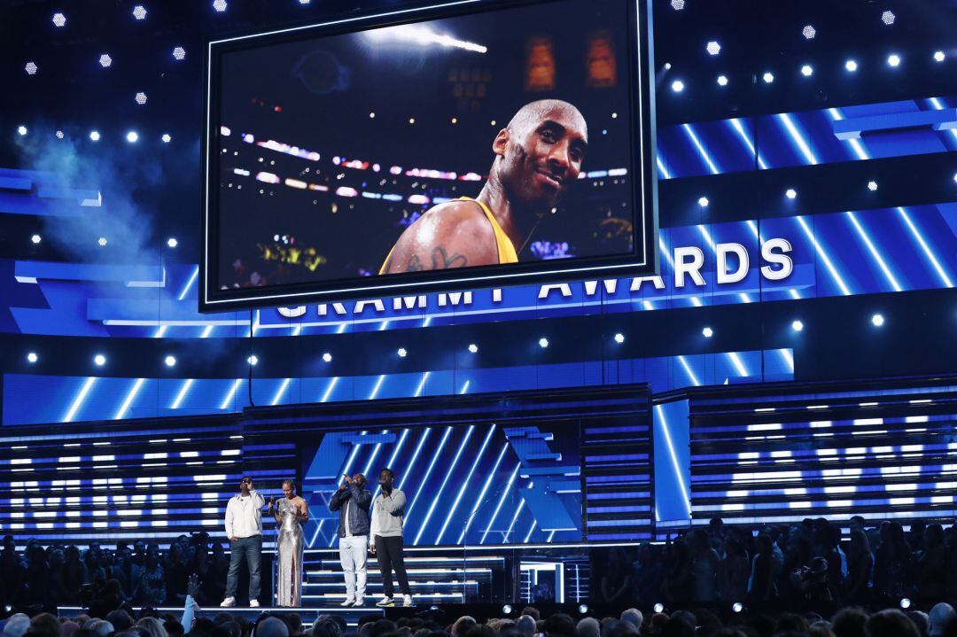 Alicia Keys junto a Boyz II Men en el homenaje a Kobe Bryant al comienzo de la gala de Los Grammy