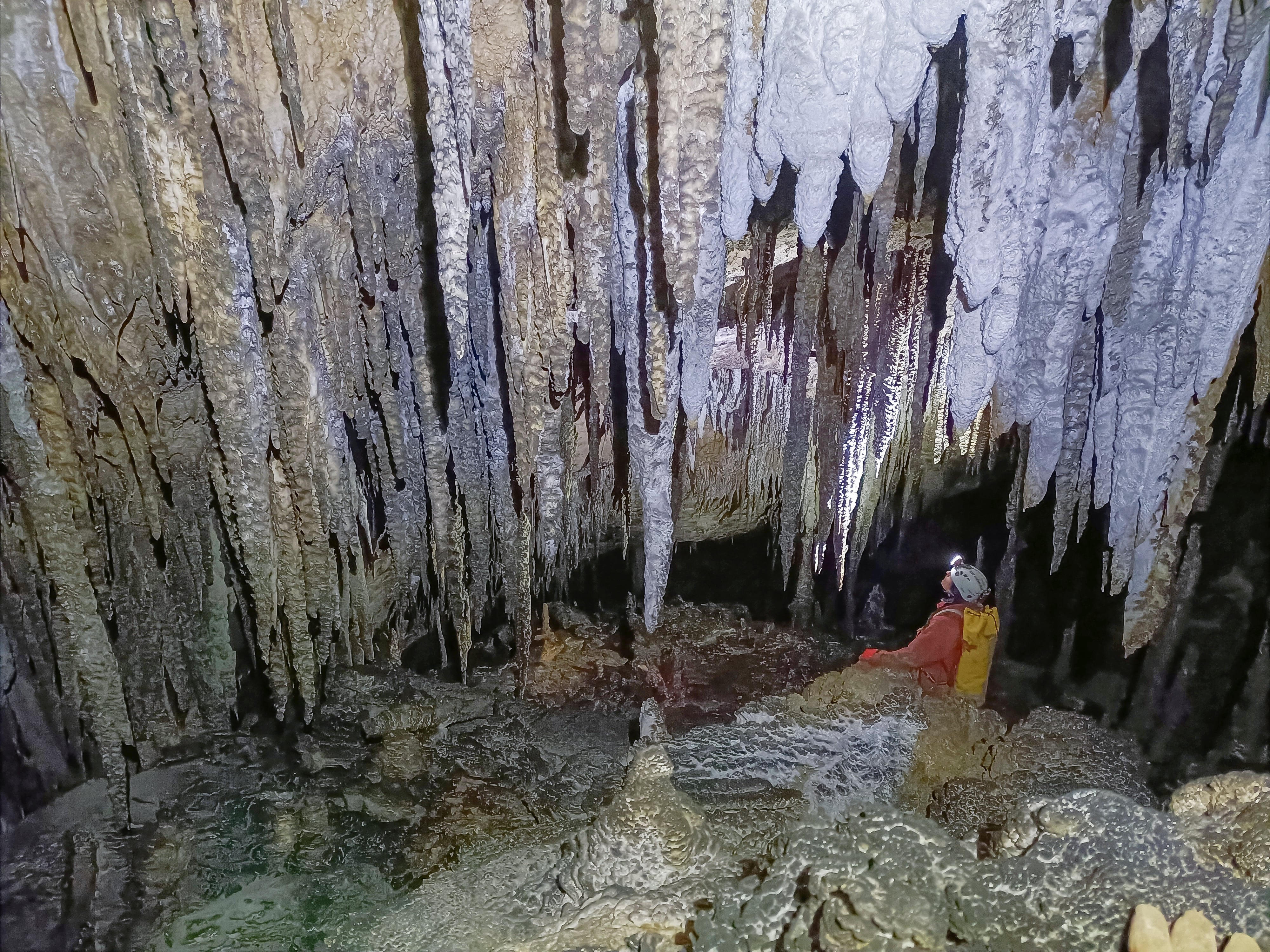 SAN ROQUE DE RÍO MIERA (CANTABRIA), 30/01/2024.- Vista del interior de una cueva del sistema de cavidades del Alto Tejuelo en Cantabria. Un grupo de espeleólogos ha logrado, después de 28 años estudiando el sistema de cavidades del Alto del Tejuelo, ha logrado conectar el mayor recorrido de cuevas de España, con 206 kilómetros de túneles. EFE/SECJA Espeleología /  ***SOLO USO EDITORIAL/SOLO DISPONIBLE PARA ILUSTRAR LA NOTICIA QUE ACOMPAÑA (CRÉDITO OBLIGATORIO)***
