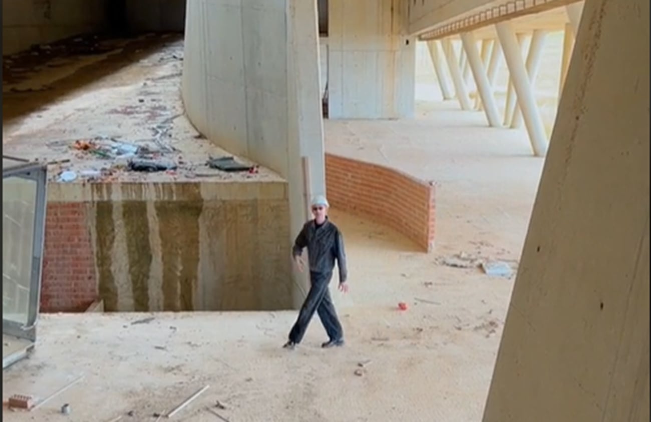 El divulgador Erik Harley en el Museo Paleontológico de Torre Pacheco