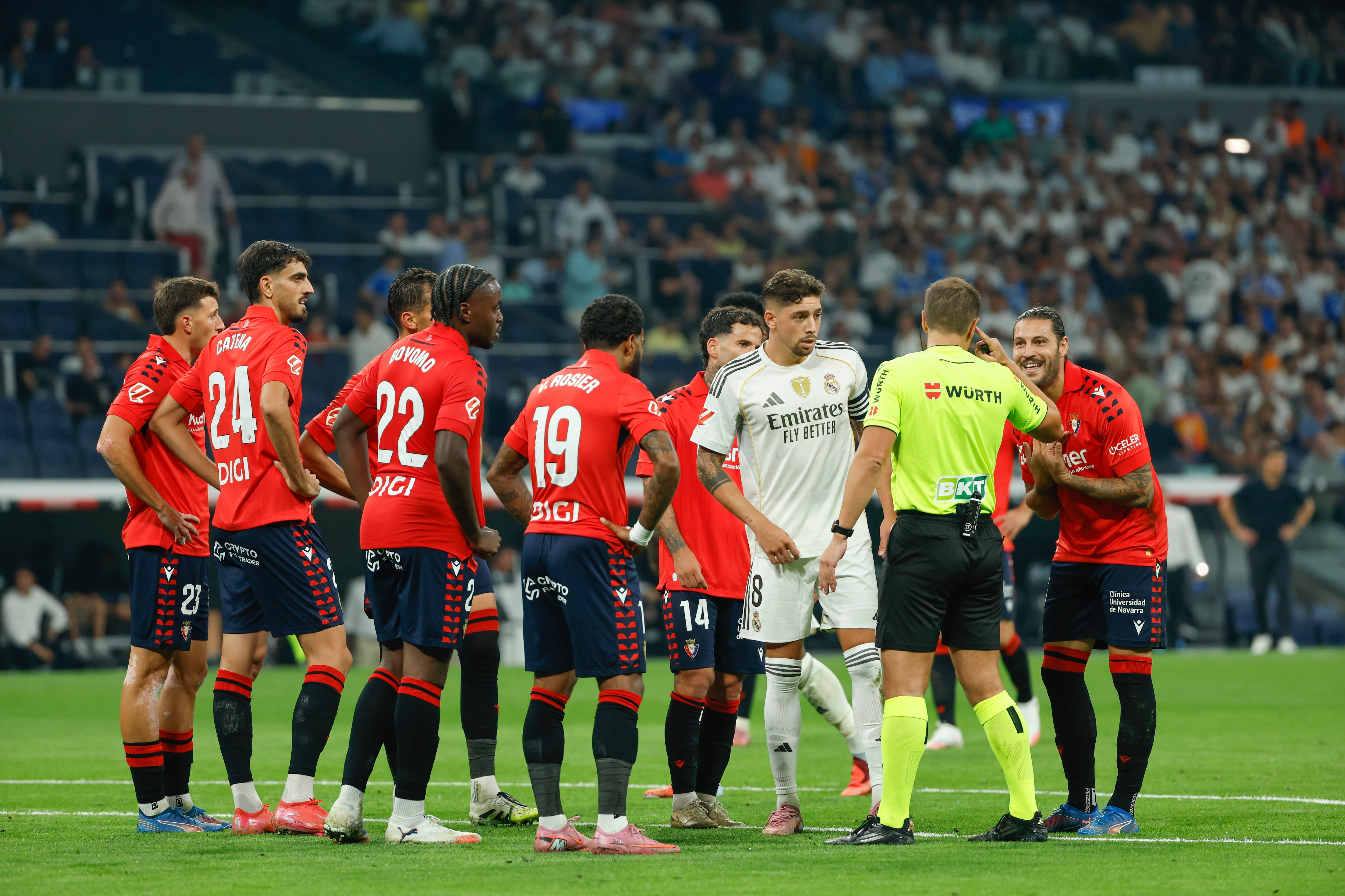 Los jugadores de Osasuna protestando una decisión arbitral en el estreno liguero en su visita al Real Madrid