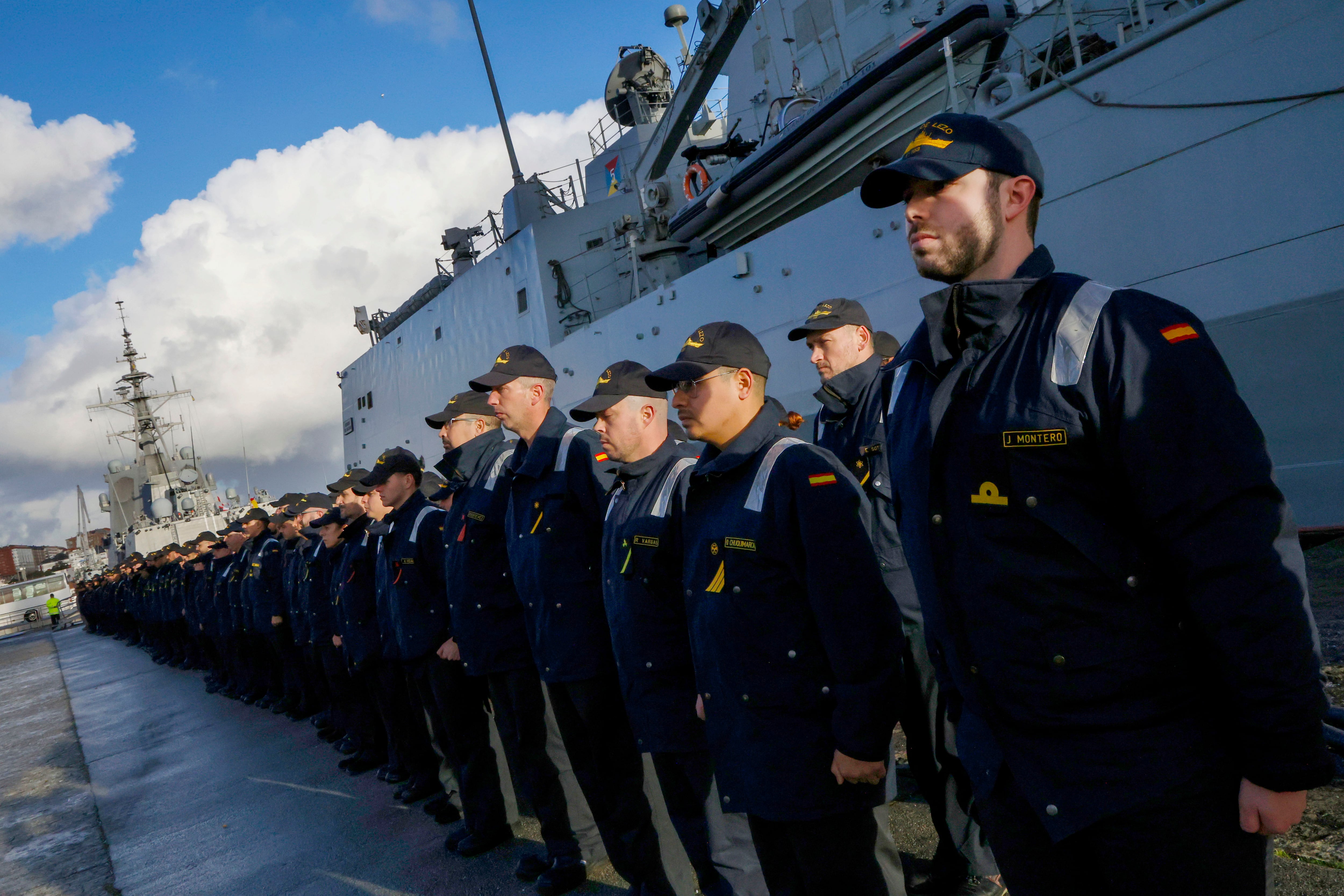 FERROL, 25/01/2025.- Tres buques de la Armada han zarpado este sábado desde su base en Ferrol para dirigirse a aguas del Mediterráneo, donde se sumarán a operativos de la OTAN durante las próximas semanas. La salida del buque de aprovisionamiento de combate BAC &#039;Patiño&#039; y de las fragatas &#039;Álvaro de Bazán&#039; y &#039;Blas de Lezo&#039; se ha producido con un día de antelación con respecto a la programación inicial del Ministerio de Defensa, que ha precipitado su marcha por la adversa previsión meteorológica para mañana domingo. EFE/ Kiko Delgado
