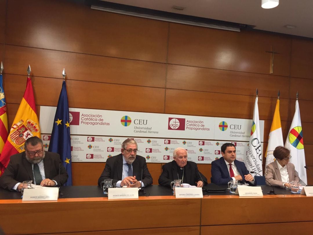 De izquierda a derecha: Vicente Morro, presidente de FCAPA; Vicente Navarro, director de proyección social y cultural del CEU; Antonio Cañizares, Arzobispo de Valencia; José Manuel Pagán, Rector Magnífico UCV y Vicenta Rodríguez, secretaria autonómica de 