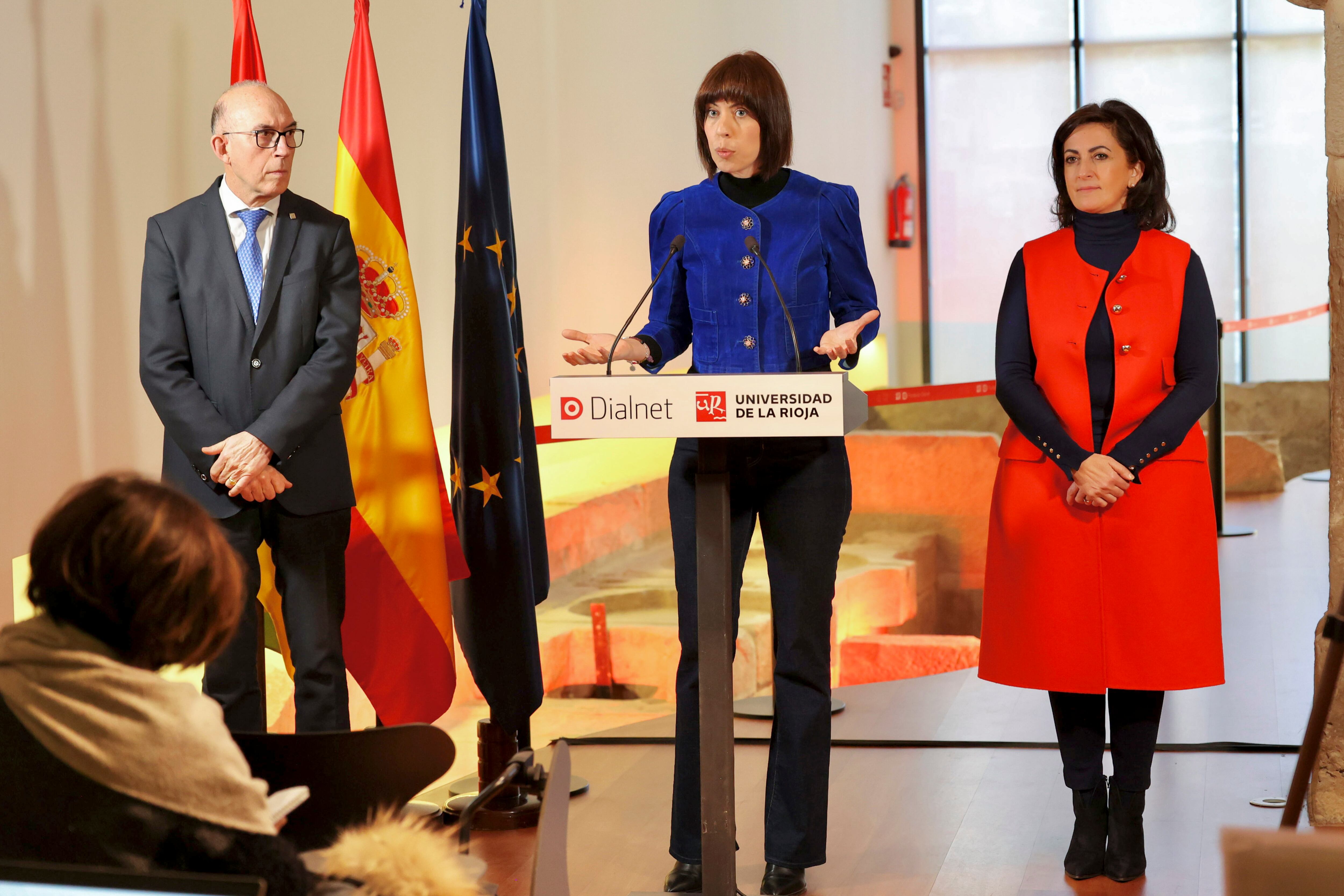 LOGROÑO, 17/02/2023.- La ministra de Ciencia e Innovación, Diana Morant (c), la presidenta del Gobierno riojano, Concha Andreu (d), y el rector de la Universidad de La Rioja, Juan Carlos Ayala (i), ofrecen una rueda de prensa este viernes en la Fundación Dialnet, en Logroño. EFE/Raquel Manzanares
