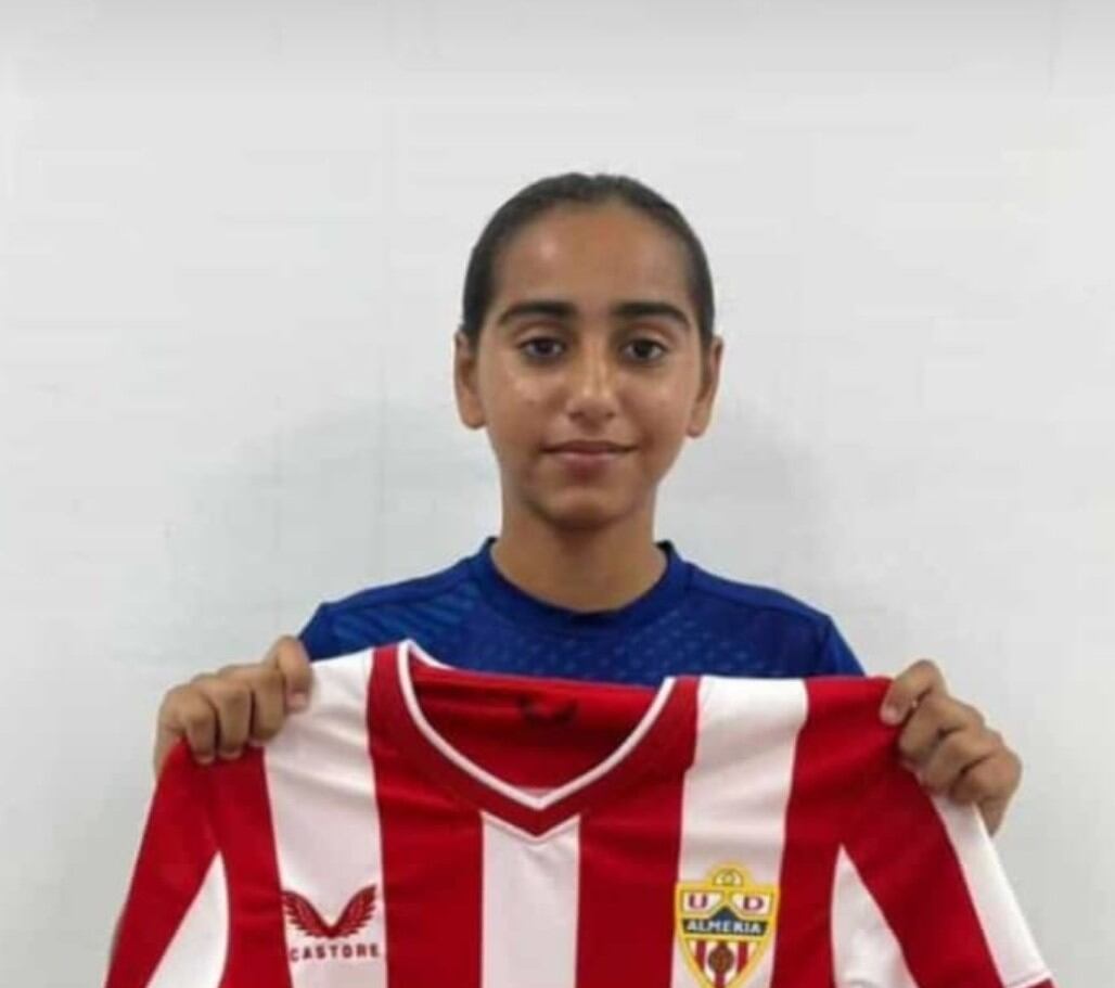 Jennifer Fernández Sanz con la camiseta del Almería.