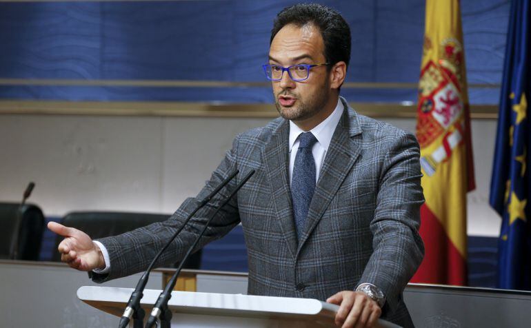 El portavoz parlamentario del PSOE, Antonio Hernando, durante la rueda de prensa que ha ofrecido hoy tras la reunión de la Junta de Portavoces en en el Congreso