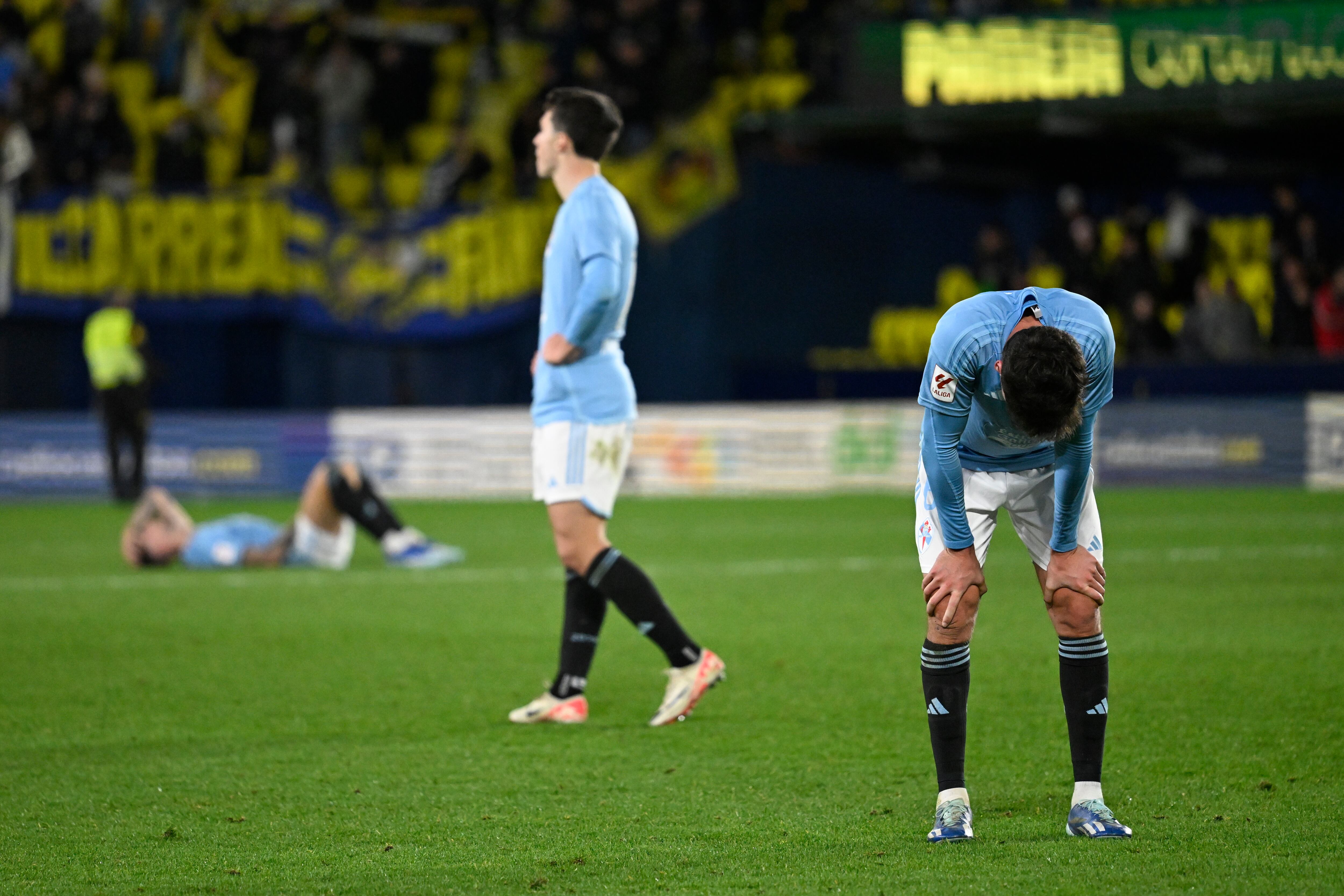 VILLARREAL (CASTELLÓN), 20/12/2023.- Jugadores del Celta al término del partido de LaLiga de fútbol que Villarreal CF y Celta de Vigo han disputado este miércoles en el estadio de La Cerámica. EFE/Andreu Esteban
